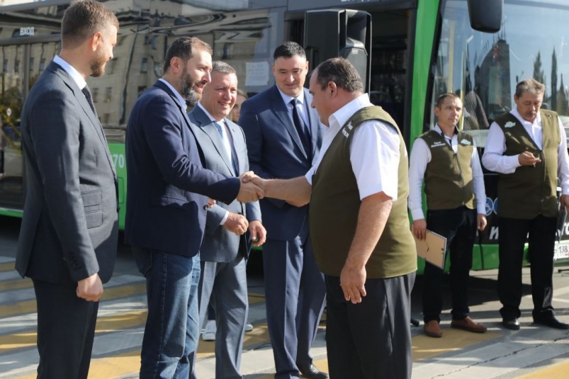 Ключи от новых автобусов НеФАЗ вручили водителям в Иркутске