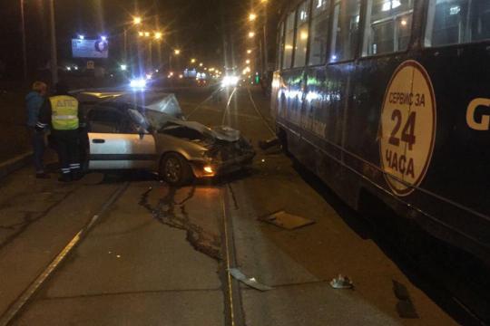 В Иркутске водитель иномарки погиб после столкновения с трамваем