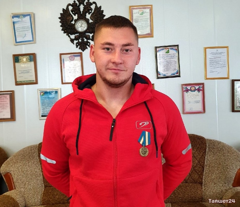 Герои среди нас. Жителя Квитка Олега Бандыша наградили медалью МЧС за спасение мужчины на пожаре