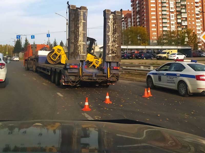 Каток упал с платформы при перевозке на улице Ширямова в Иркутске