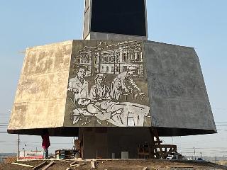 Бронзовое панно устанавливают на стеле "Город трудовой доблести" в Иркутске