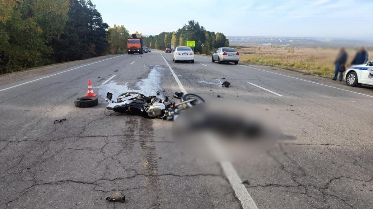Мотоциклист погиб в ДТП с большегрузом сегодня утром в Иркутске
