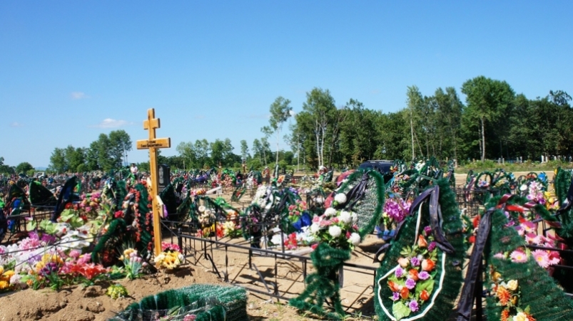 Порядка 40 памятников повредили на кладбище в Введенщине Шелеховского района