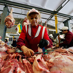 Жители Иркутской области налегли на мясо и сэкономили на фруктах
