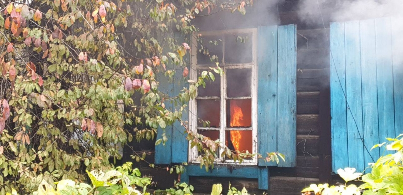 Деревянный жилой дом горел в Иркутске