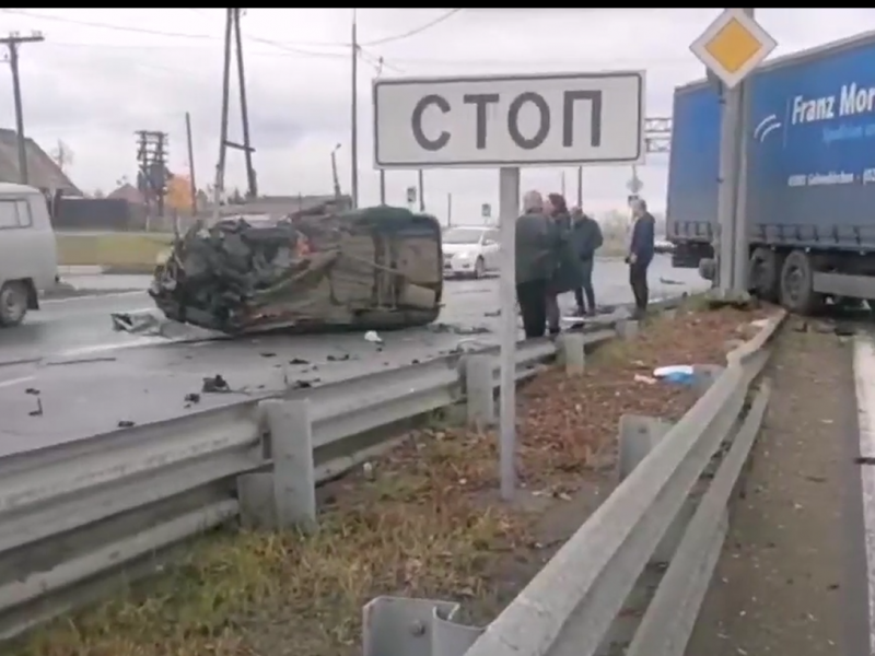 Водитель «Тойоты» пострадал после столкновения с фурой на перекрестке в Братске