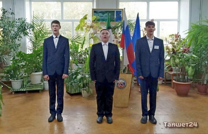 Неделя в школах Тайшетского района начинается с поднятия флага