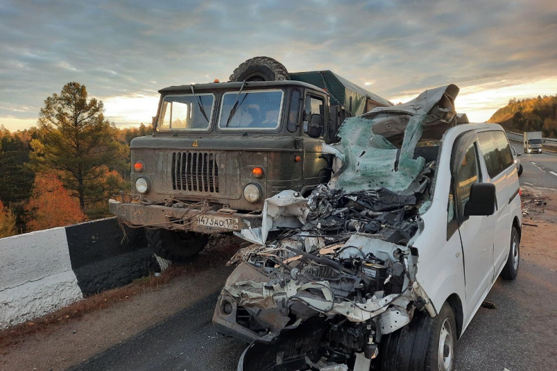 Водитель микроавтобуса погиб в столкновении с грузовиком под Ангарском