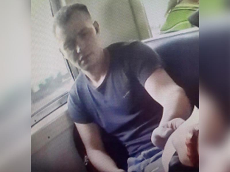 Подозреваемого в краже сумки из электрички разыскивают в Приангарье