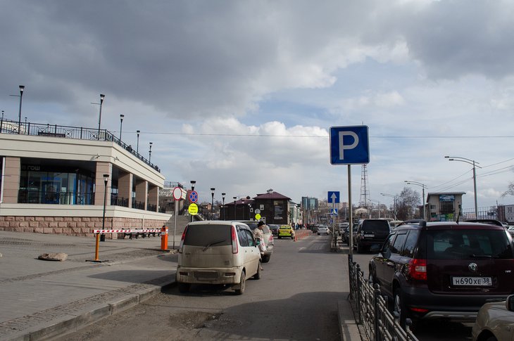Администрация Иркутска проводит опрос о необходимости платных парковок в городе
