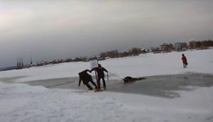 В Киренске женщина провалилась под лед на реке Лене