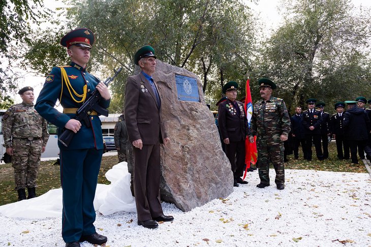 В Иркутске установили камень с памятной табличкой, посвященной пограничникам
