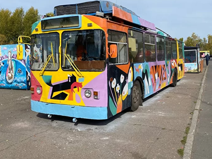 Иркутский троллейбус преобразила художница из Санкт-Петербурга в рамках проекта «Голос улиц»