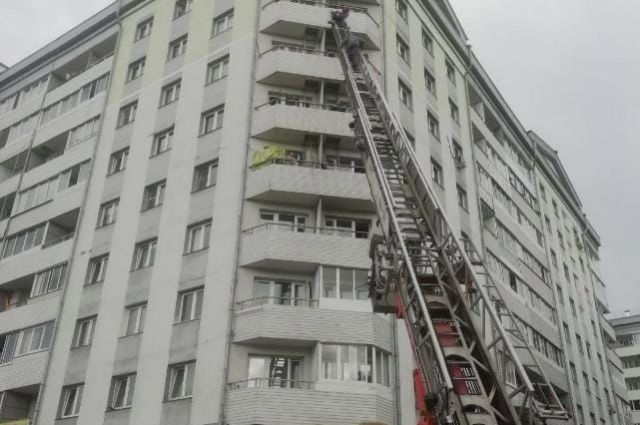 Жительница Ангарска чуть не упала с балкона 23 сентября