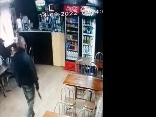В Иркутской области появилось видео мужчины с обрезом в ангарском кафе