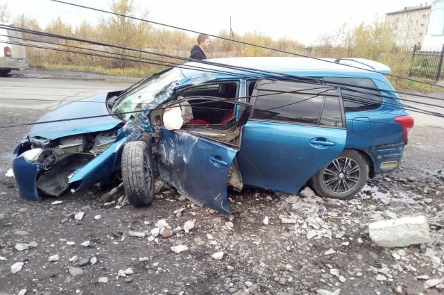 При столкновении двух автомобилей в Зиме повредилась опора ЛЭП