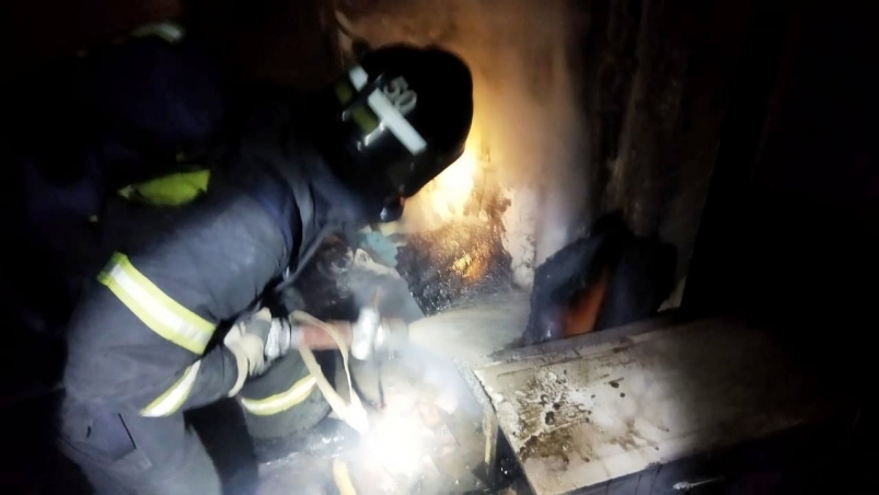 Троих человек спасли на пожаре в пятиэтажке в Усть-Илимске прошлой ночью