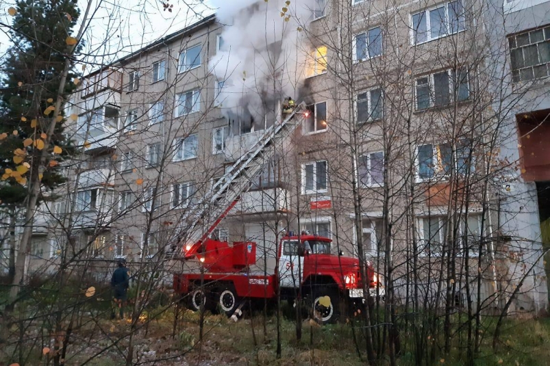 12 человек спасли и эвакуировали на пожаре в пятиэтажке в Усть-Илимске