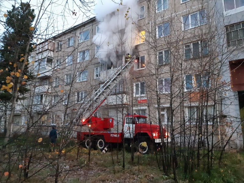 Квартира загорелась в пятиэтажке Усть-Илимска утром 29 сентября из-за неисправного зарядного устройства