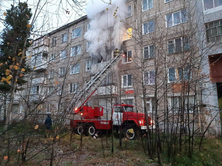 В пятиэтажке Усть-Илимска из-за зарядного устройства загорелась квартира