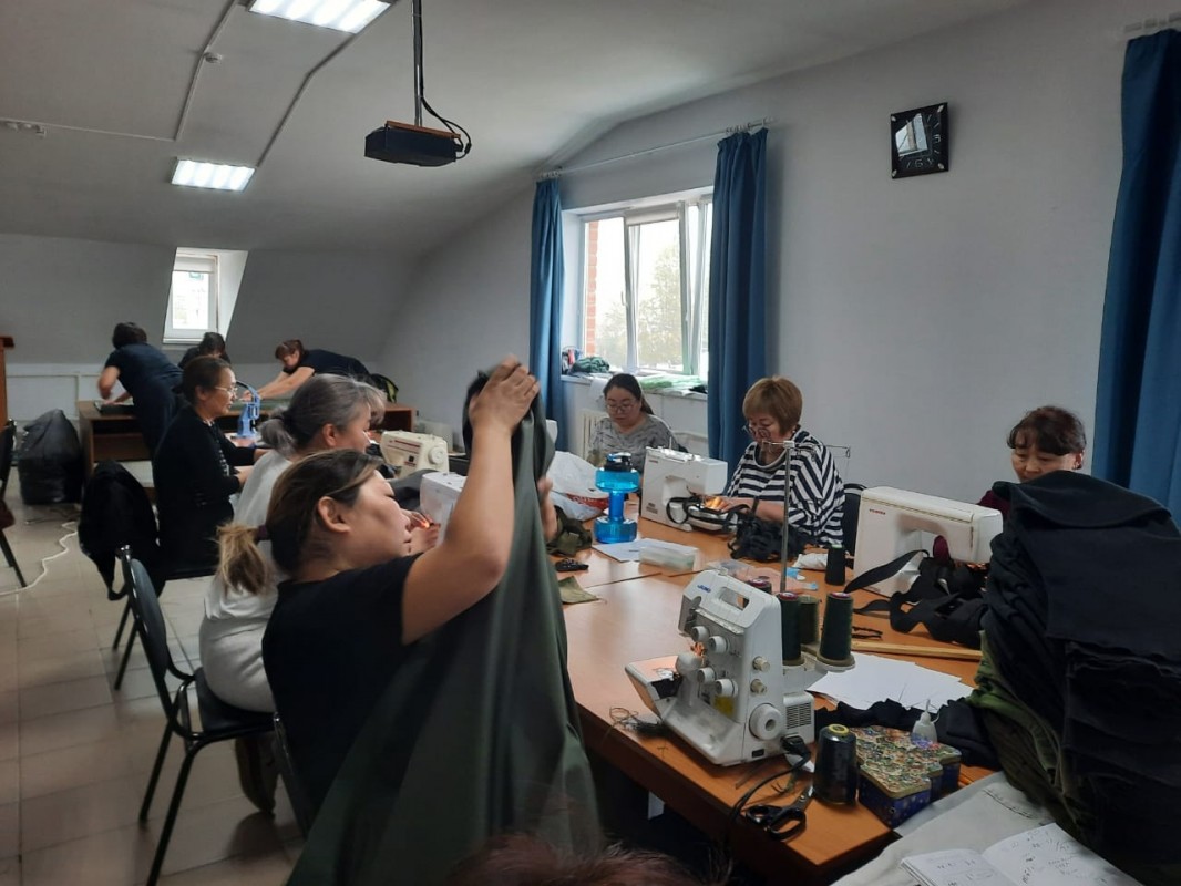 В посёлке Усть-Ордынский женщины создали швейный цех в помощь мобилизованным