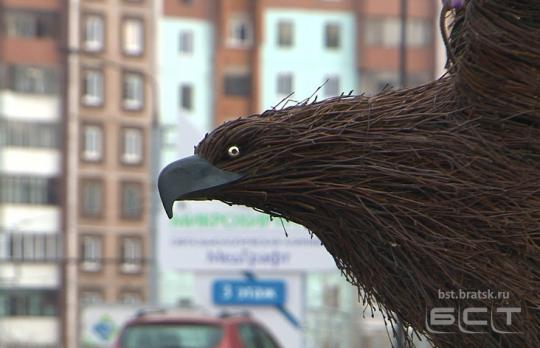 Уничтоженную хулиганами топиарную скульптуру орла восстановили в Братске