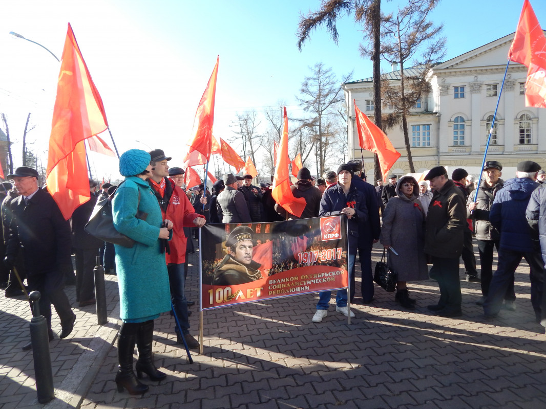 Иркутск отпраздновал 100-летие Октябрьской революции шествием и песнями