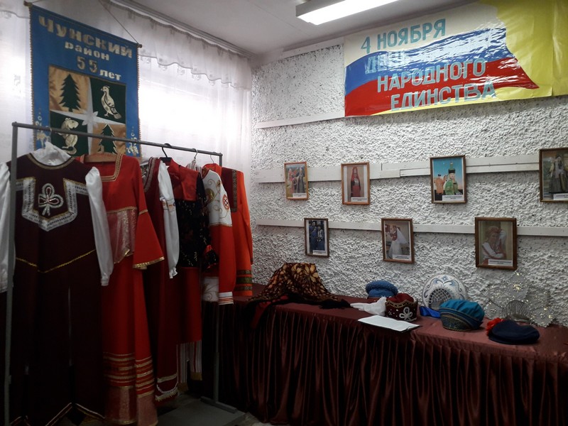 Чунским студентам и дошколятам показали национальные костюмы народов России