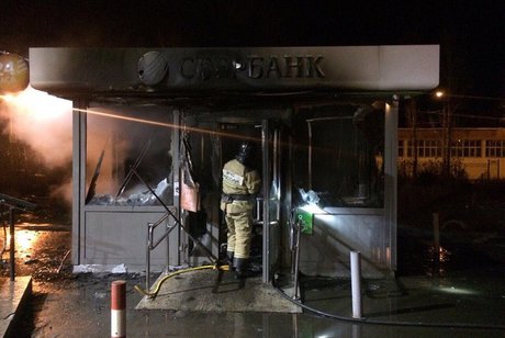 Злоумышленники спалили банкомат в Иркутске, пытаясь его вскрыть