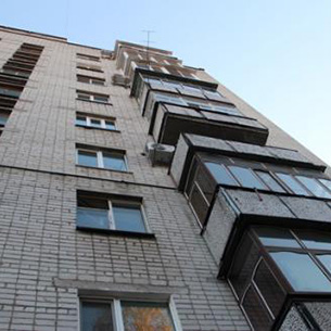 В Иркутске пьяная женщина упала с балкона девятого этажа