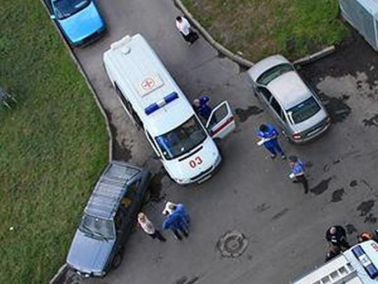 В Иркутске женщина упала с девятого этажа, пытаясь забросить бутылки соседке сверху