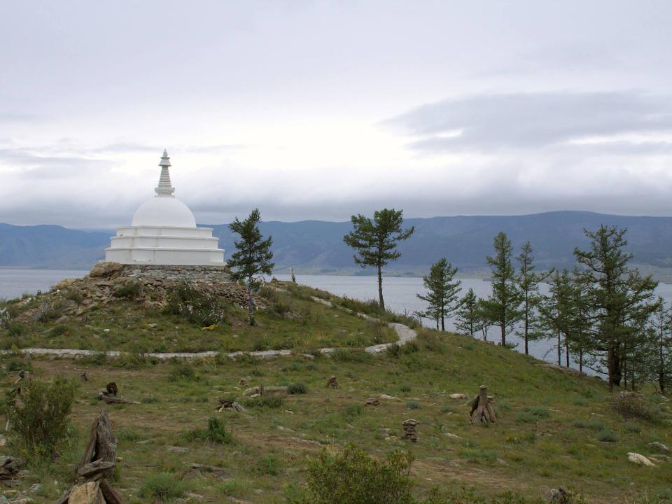 Единственная в Иркутской области буддийская ступа на острове Огой