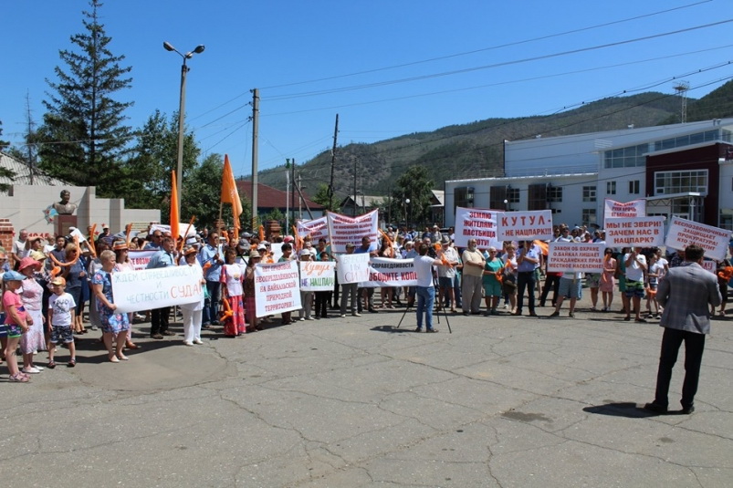 Более 100 человек вышли на митинг в поддержку экс-мэра Ольхонского района Сергея Копылова