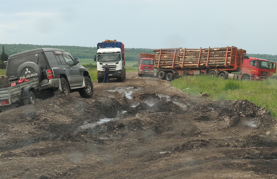 Жители села Онот 10 лет пытаются добиться ремонта дороги