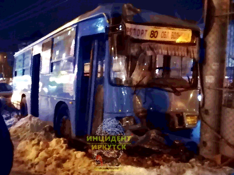 В Иркутске автобус скандального маршрута №80 врезался в столб