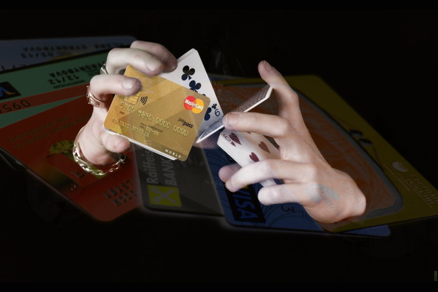 "Защита от мошенников": россияне могут остаться без банковских карт