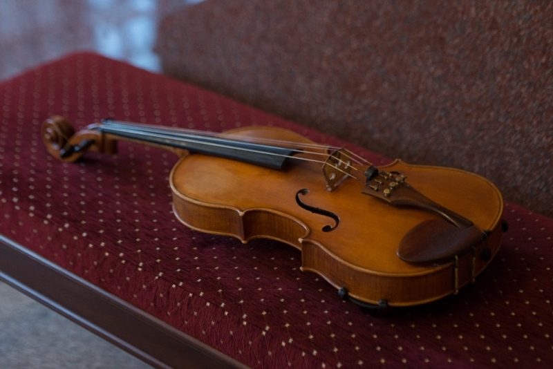 Сергей Левченко подарил учительнице скрипку взамен утраченной во время паводков в Тулуне