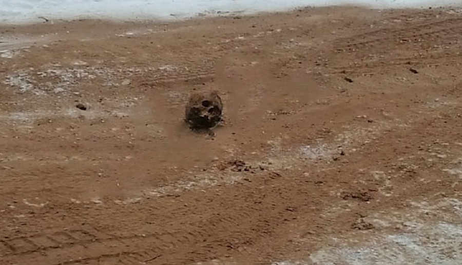 В Иркутской области посыпали обледеневшую дорогу песком с человеческими костями