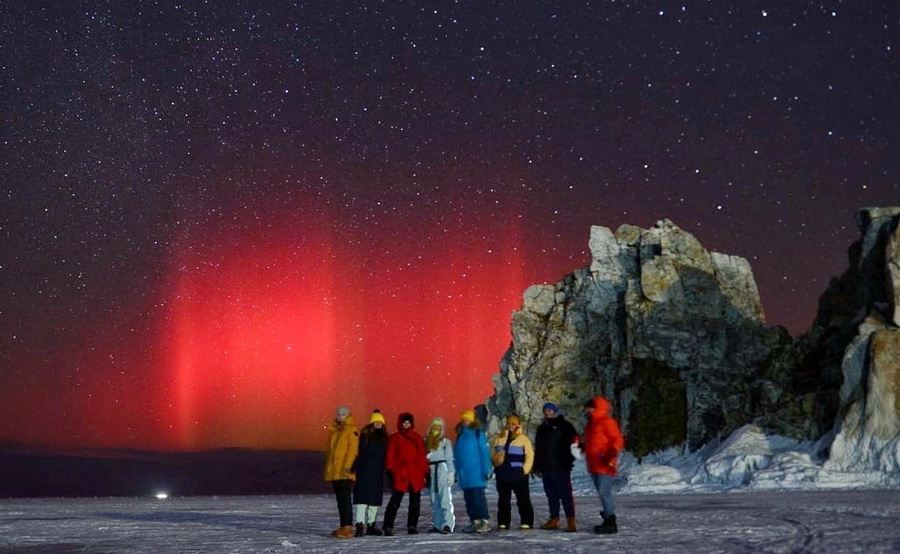 Туристы засняли красное полярное сияние над Байкалом