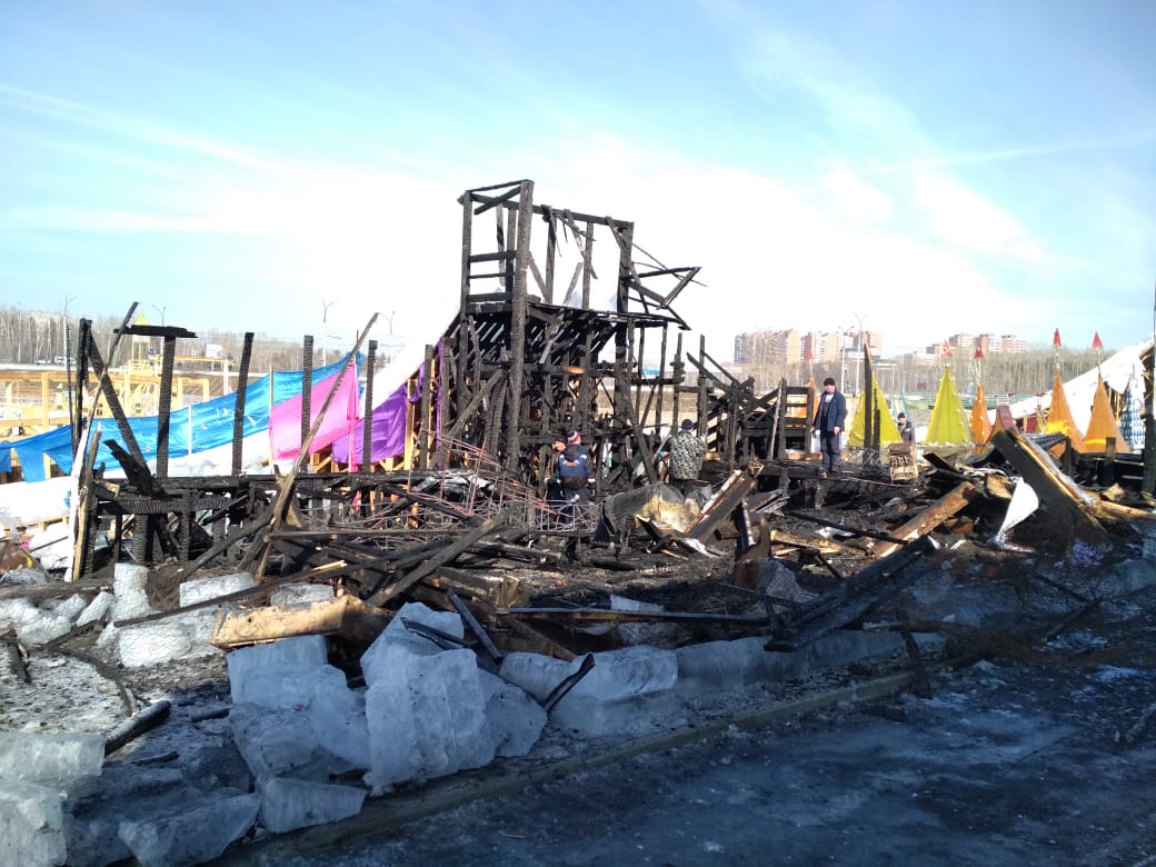 В Иркутске сгорел ледяной городок «Хрустальная сказка». Фото