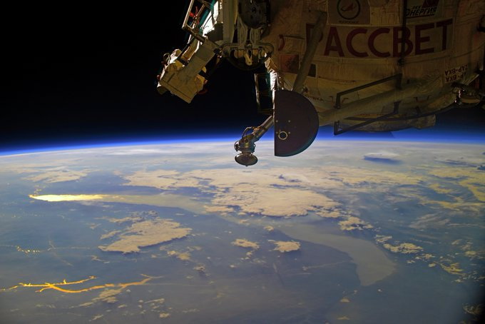 Космонавт Иван Вагнер сфотографировал рассвет над Байкалом