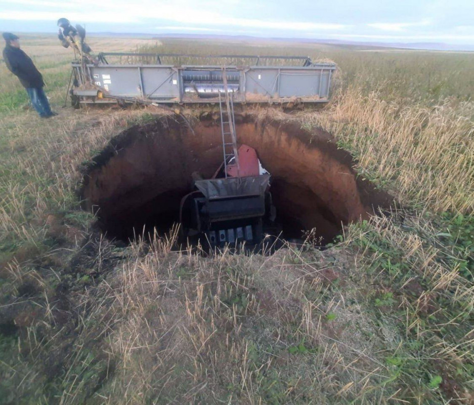 «Остались трое детей и жена»: комбайн провалился в 10-метровую карстовую воронку в Иркутской области, водитель погиб