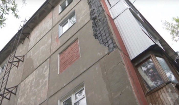 Иркутяне уже три года живут в доме с трещиной после землетрясения