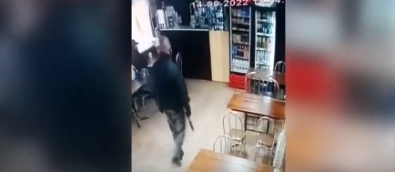 Мужчина с обрезом напугал посетителей кафе в Ангарске