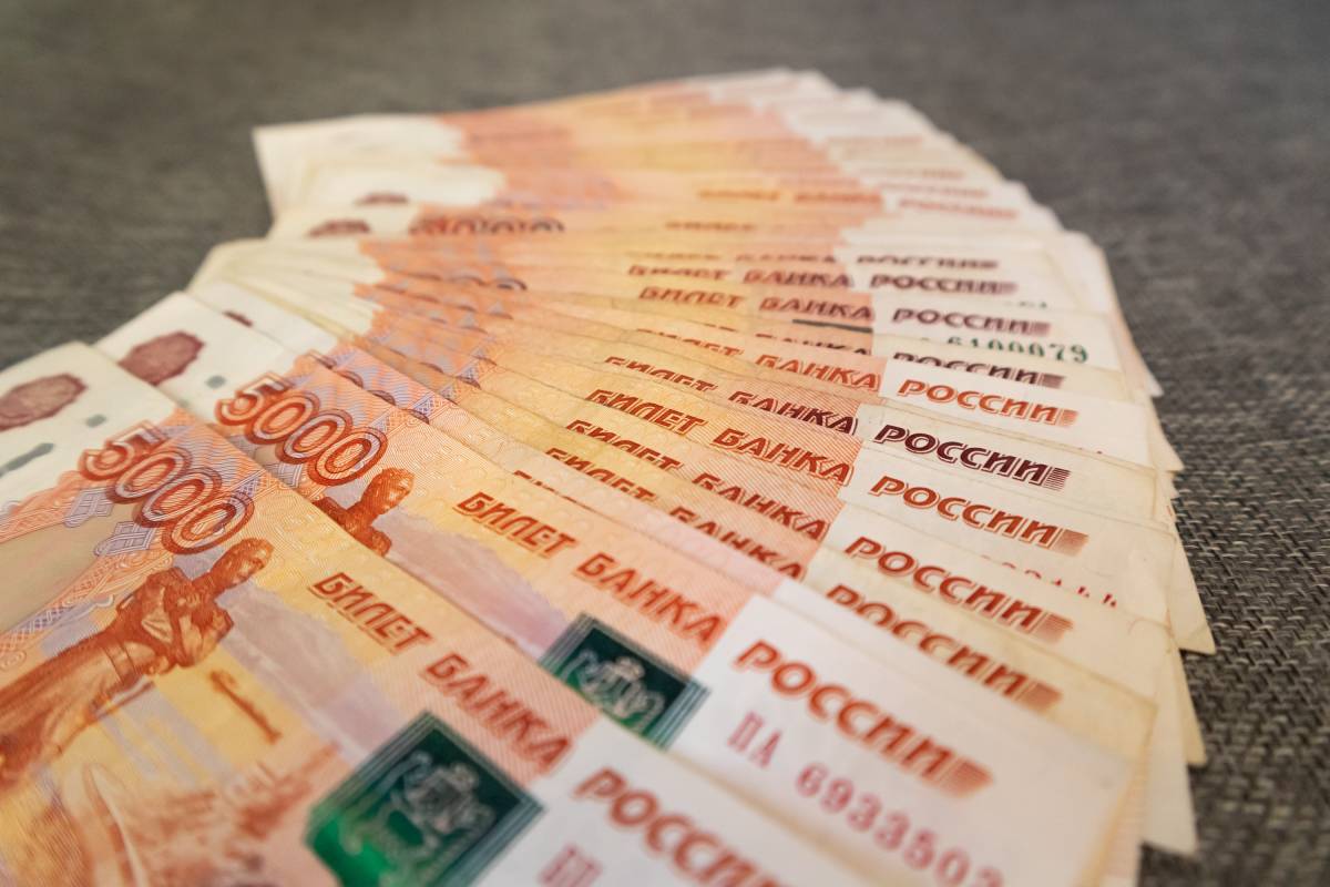 110 тысяч рублей в месяц получают некоторые сотрудники в Иркутской области: рассказываем, кому повезло больше других