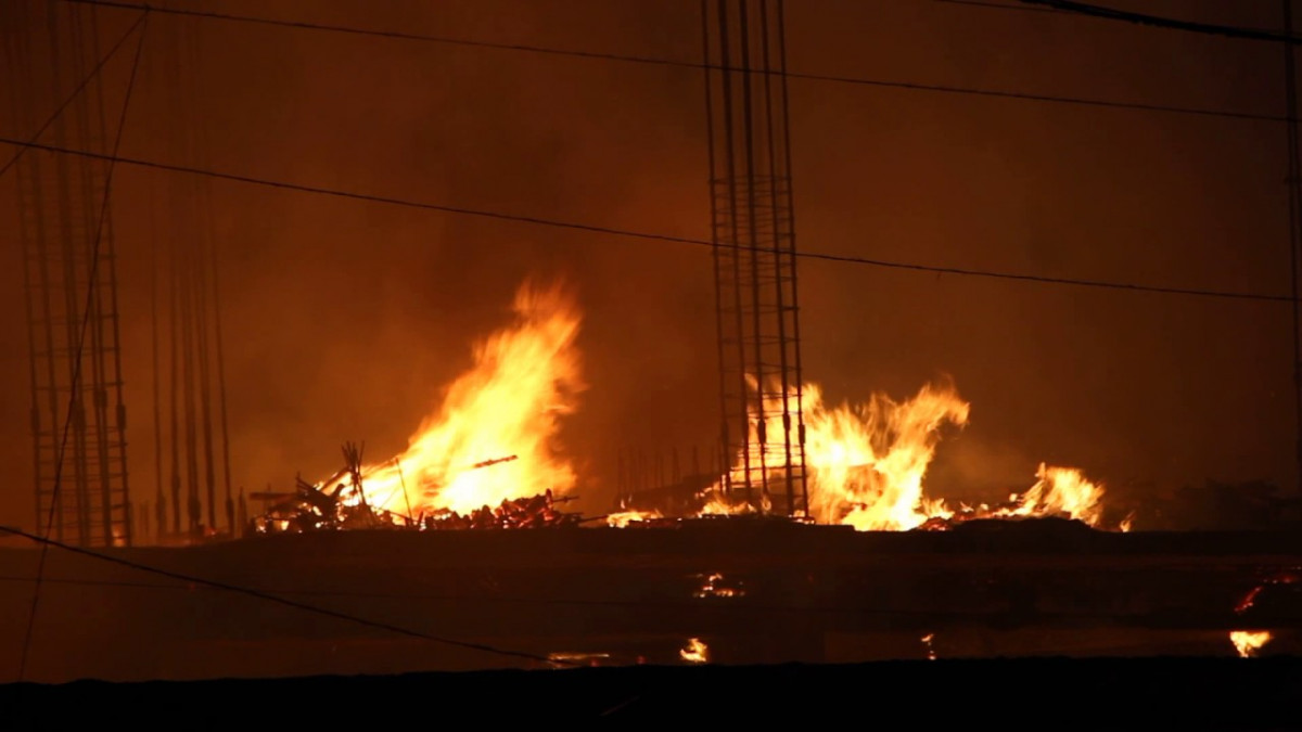 Пожар - горело строящееся помещение у бизнес-центра "Байкал" на улице Ширямова