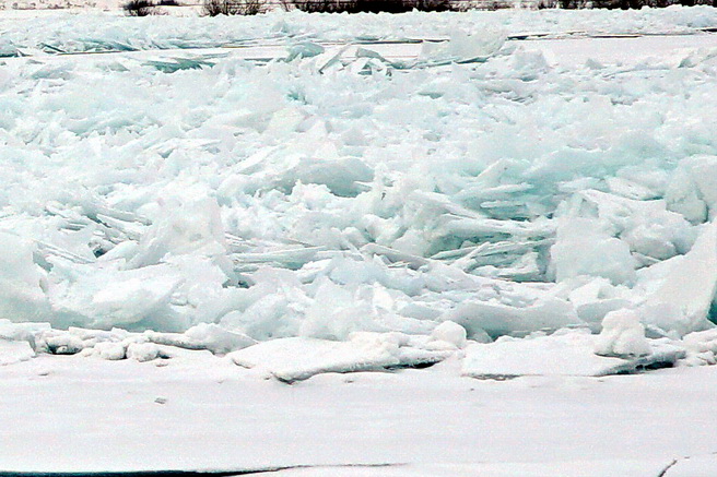 На Ангаре ледяные торосы выходят из берегов