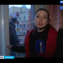 Падающую с 14-го этажа девушку поймал спасатель в Иркутске