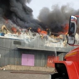В Иркутске горит овощебаза. Видео