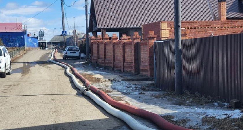 Дома и приусадебные участки в Иркутской области продолжает затапливать талыми водами